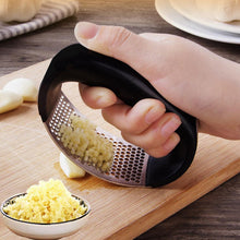 Garlic crusher with ergonomic handle